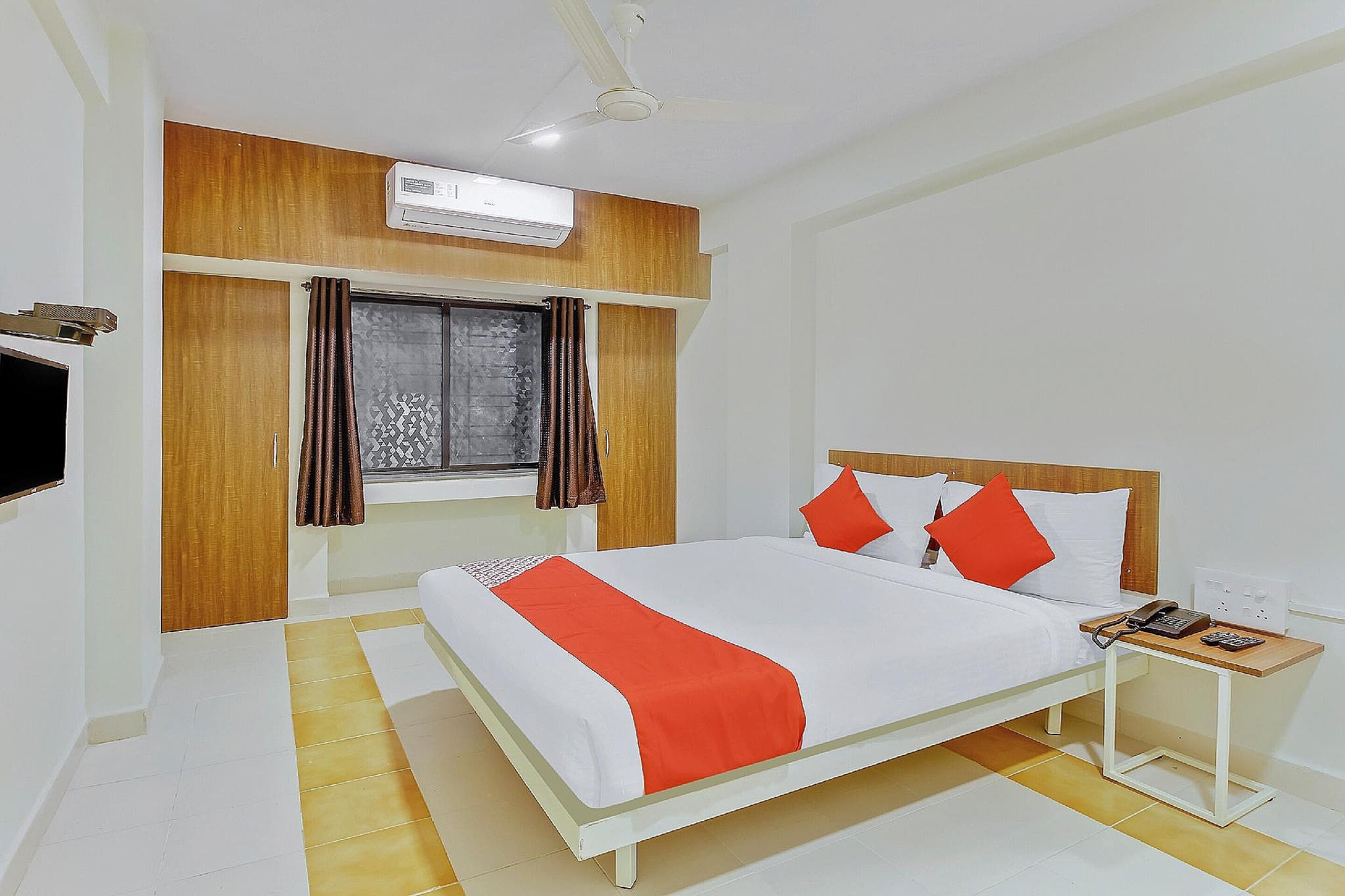 Super OYO Flagship Chaitanya Near Fun Time Multiplex Classic Room 3