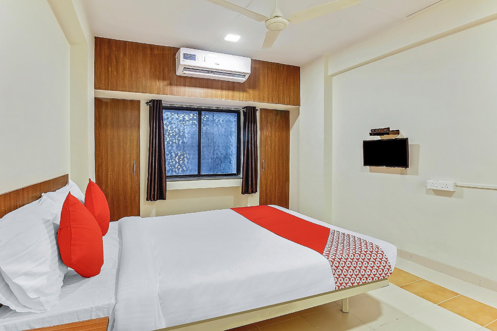 Super OYO Flagship Chaitanya Near Fun Time Multiplex Classic Room 2