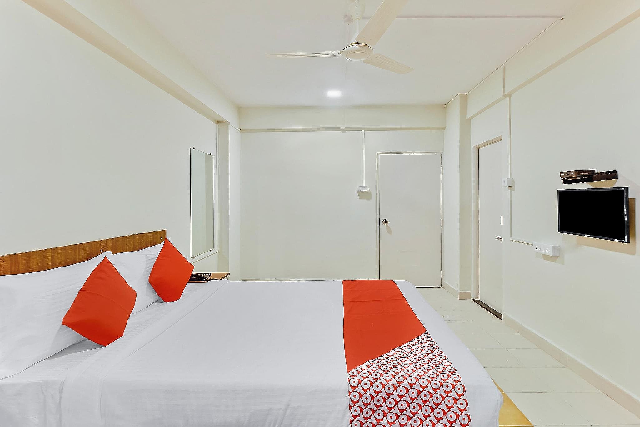 Super OYO Flagship Chaitanya Near Fun Time Multiplex Classic Room 4