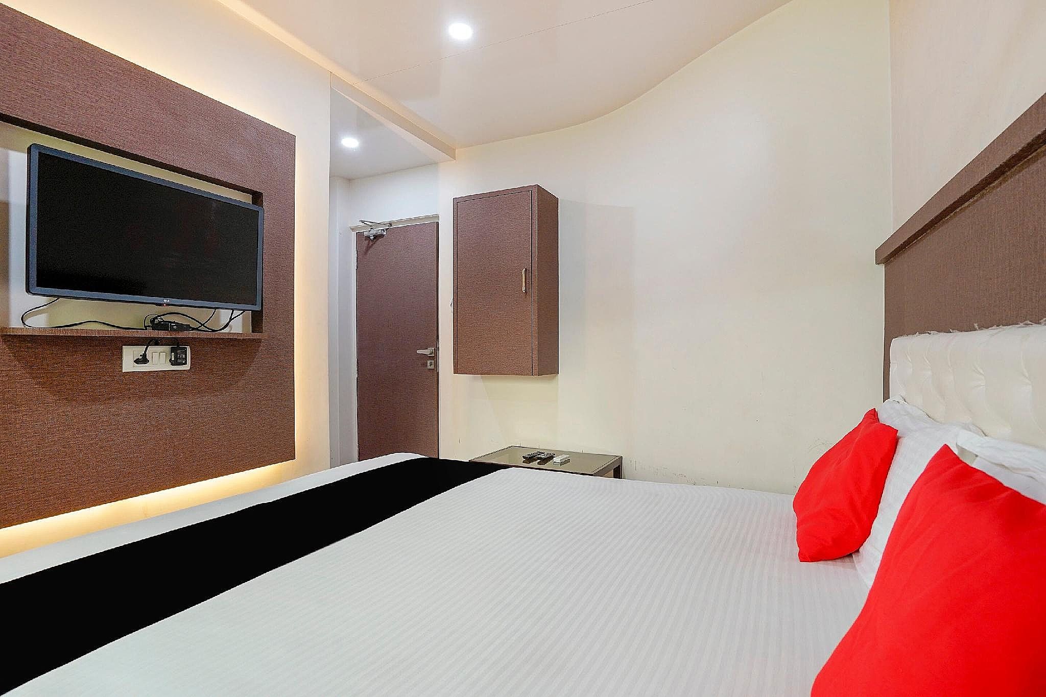 Capital O Hotel Sapna Near Anand Nagar (dahisar) Metro Station Classic Double or Twin 3