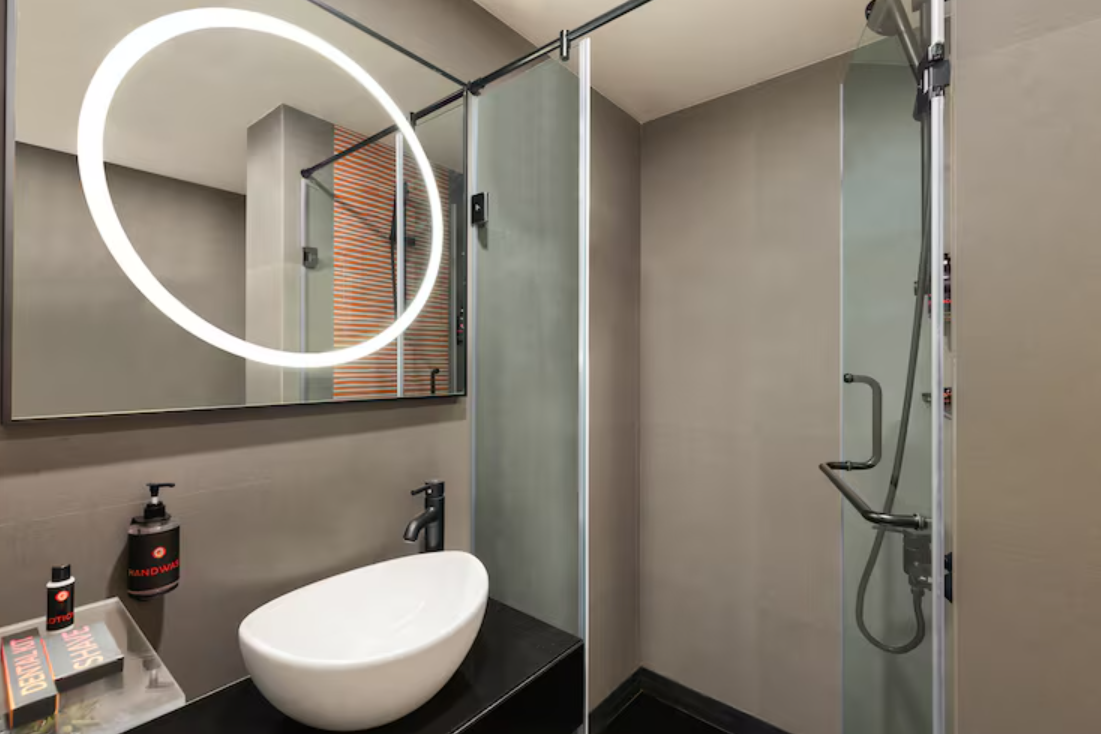 Luxe Queen Room With Christmas Hamper