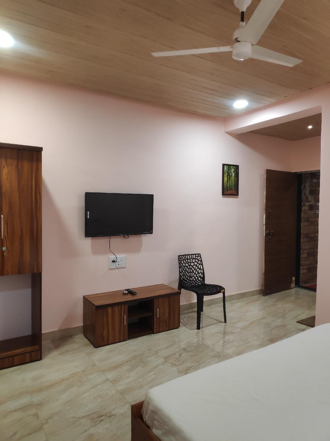 Deluxe Non- Air Conditioning Room
