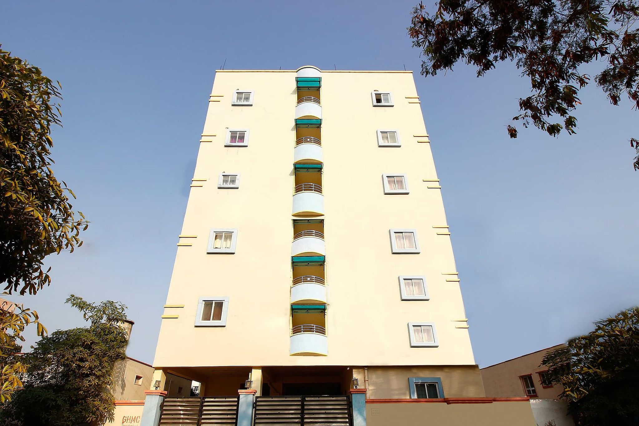 Super OYO Golden Hive Madhapur Near Shilparamam