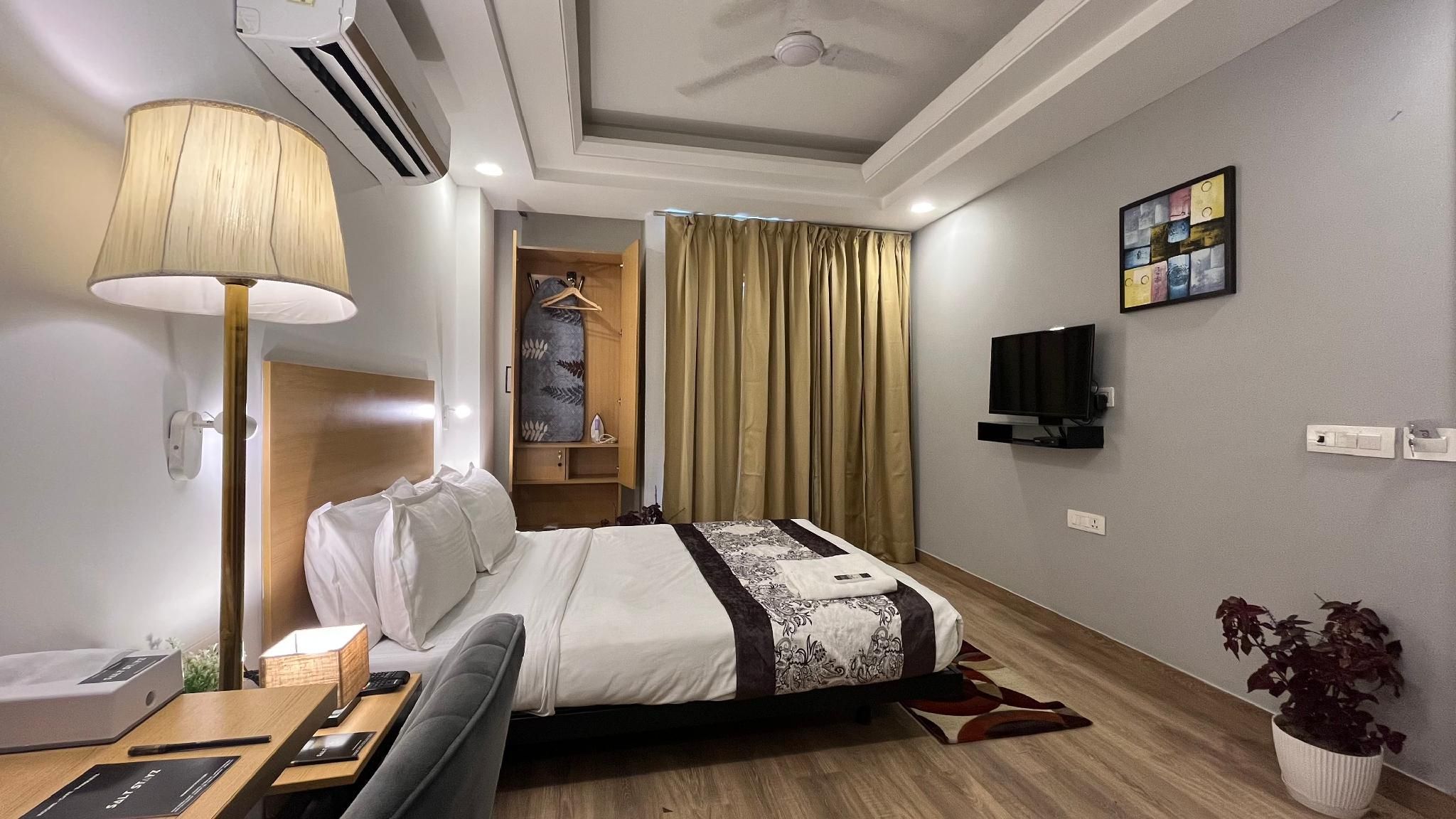 SaltStayz Golf Course Road Deluxe Room