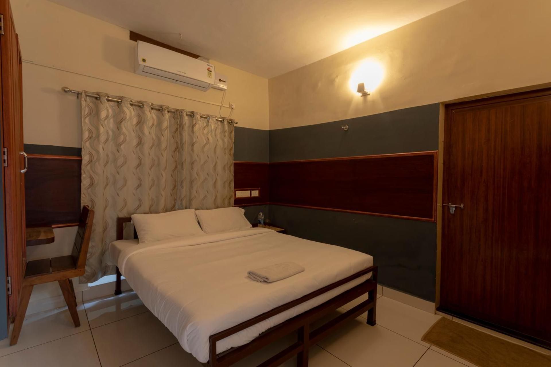 Small Double Room - Non-Smoking