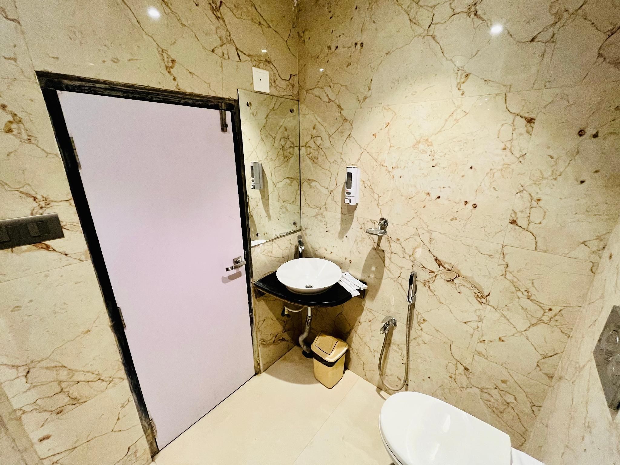 Premium Deluxe 1 King City View with Balcony