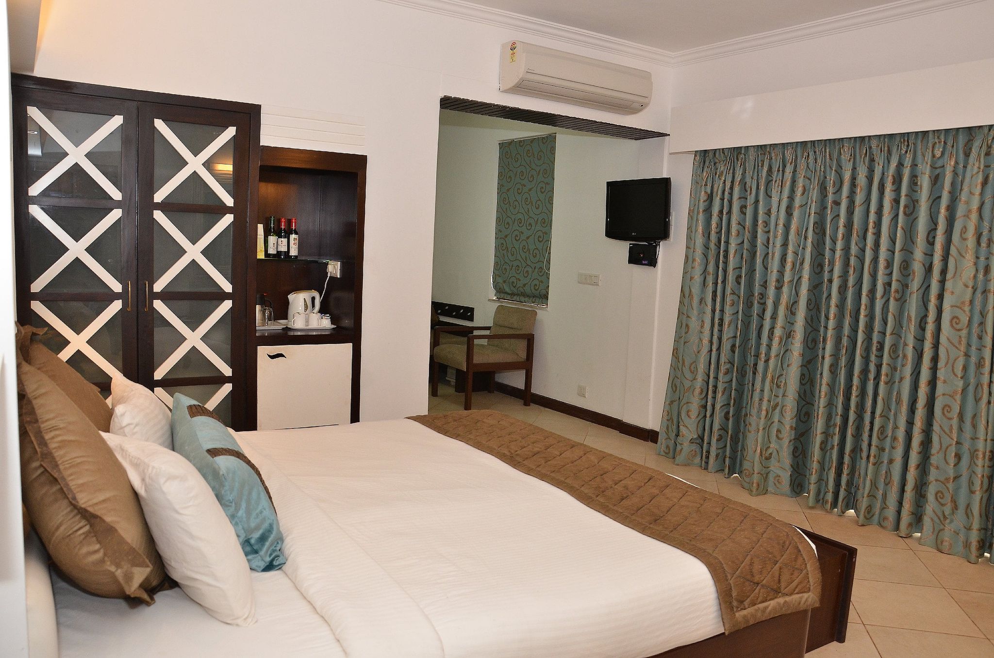 Sonesta Inns Luxury Room with Balcony