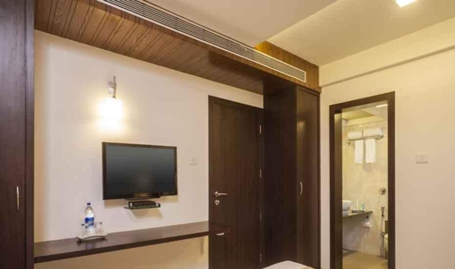 Deluxe Studio Apartment with Balcony (King Bed or Twin Bed)