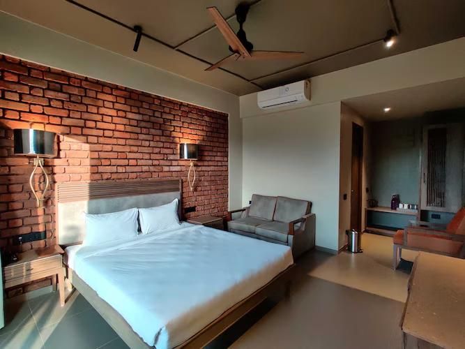 Premium Room with Balcony and Bathtub - Ground Floor