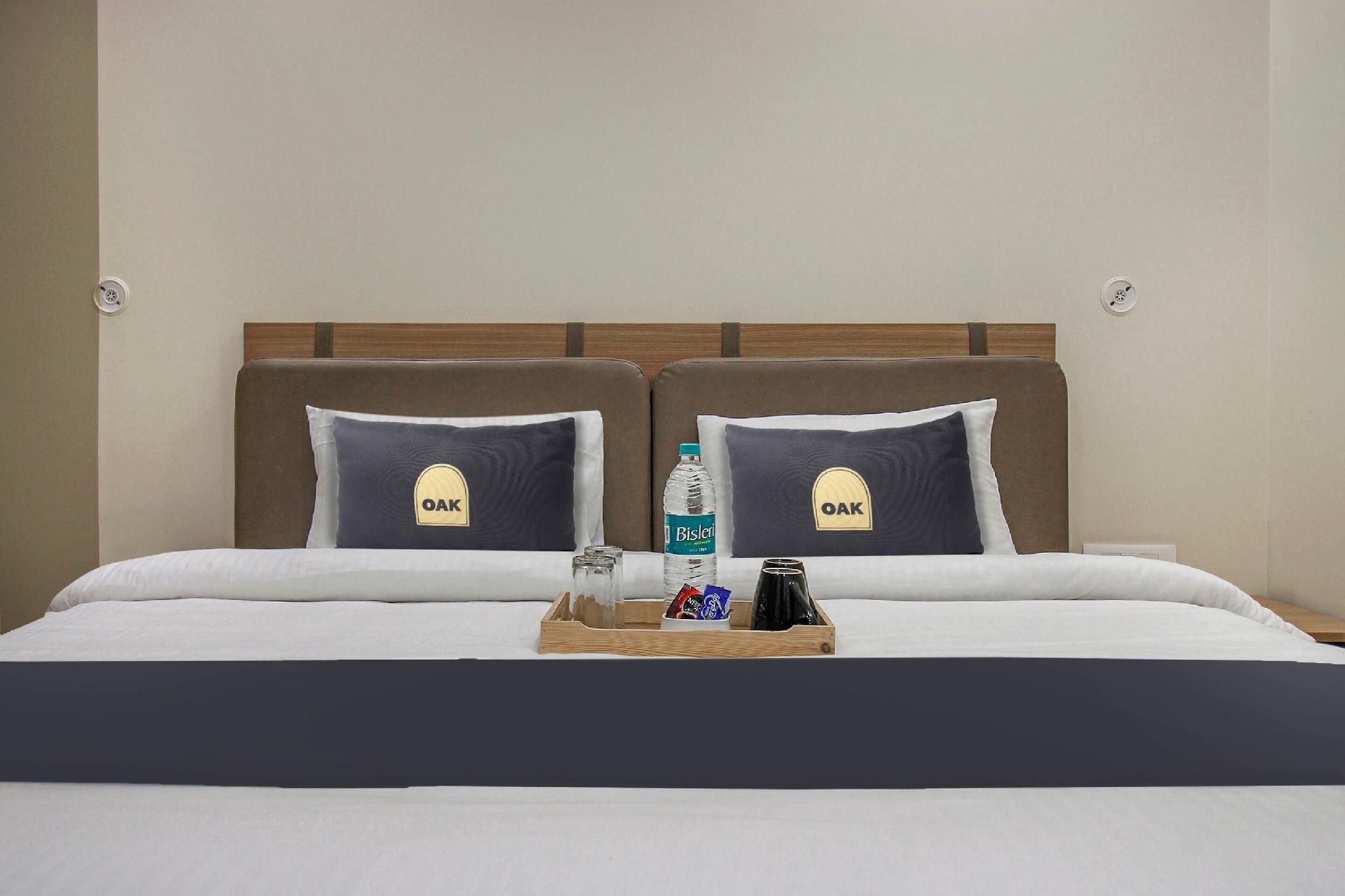 Townhouse Oak Hotel The Golf Deluxe Room 4