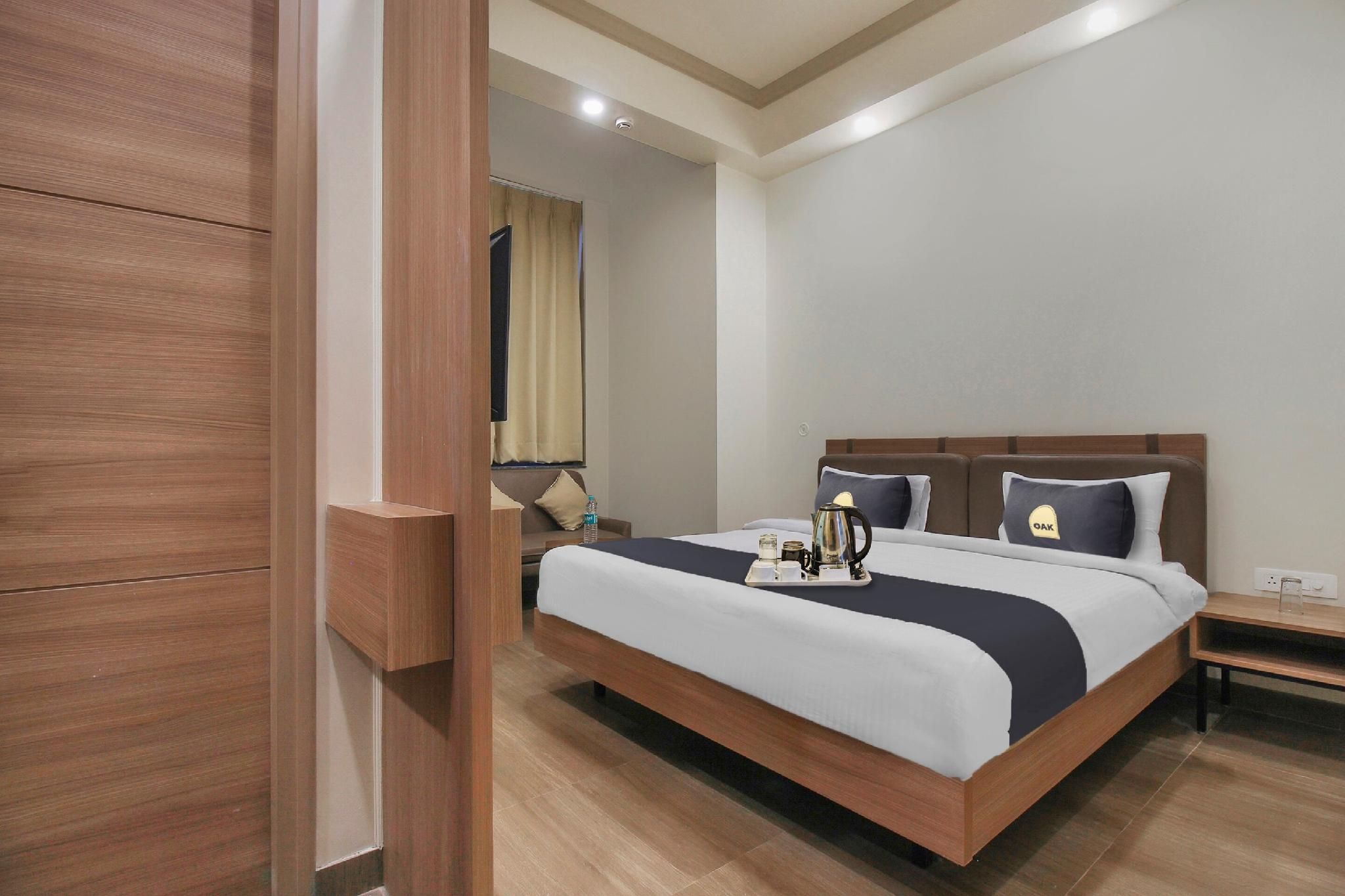 Townhouse Oak Hotel The Golf Deluxe Room 6