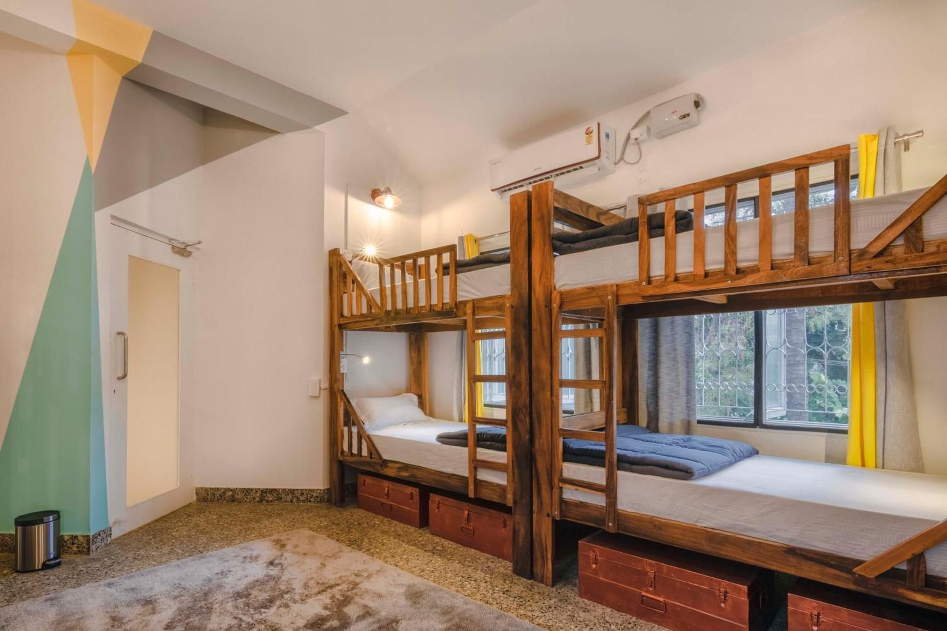 1 Person in 10-Bed Dormitory with Shared Bathroom - Mixed