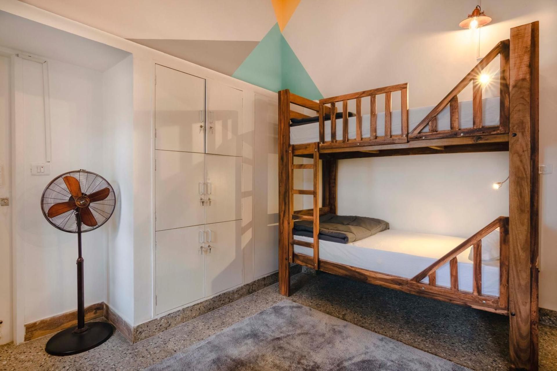1 Person in 6-Bed Dormitory with Air Conditioning, Shared Bathroom - Mixed