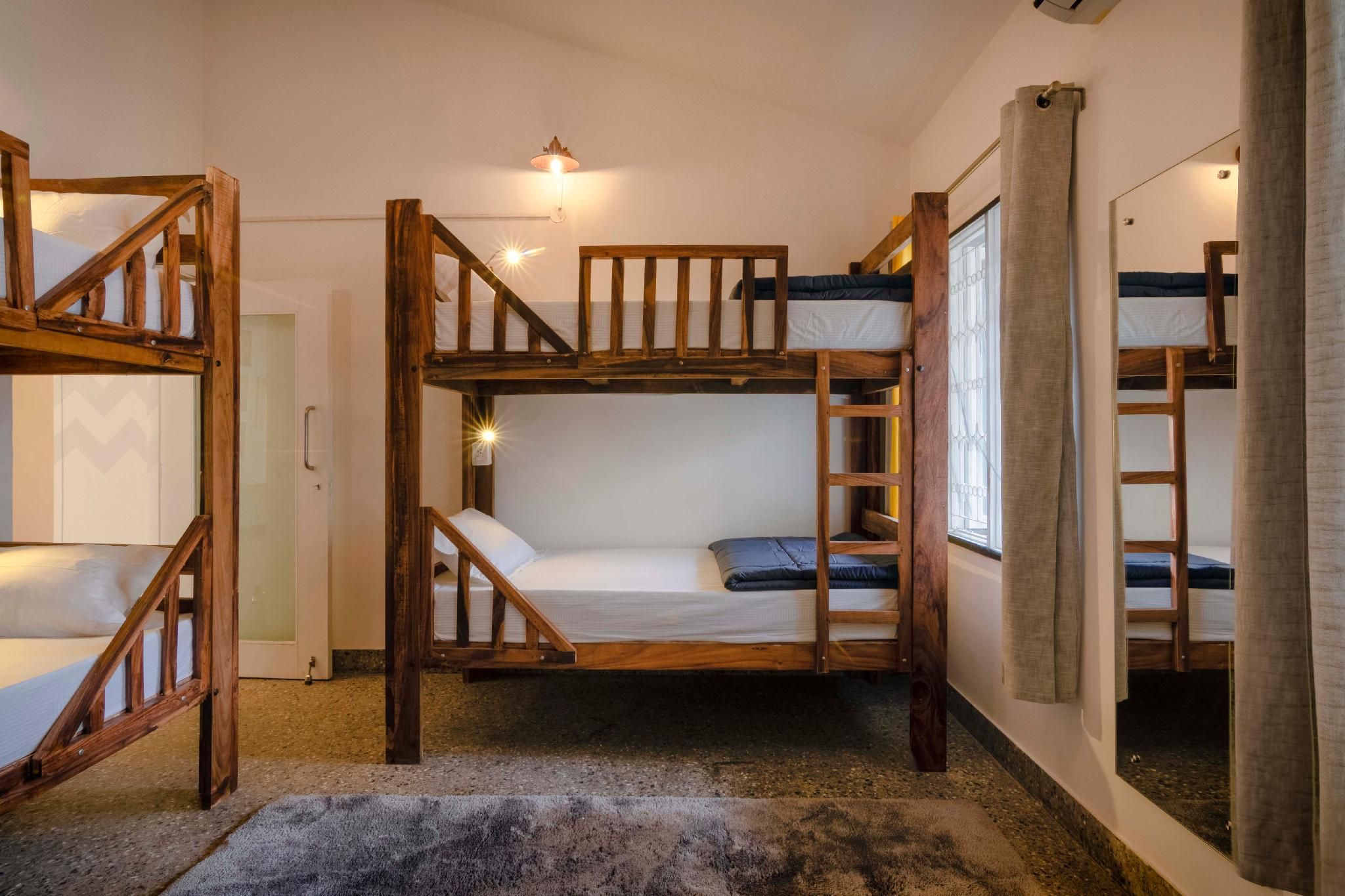 1 Person in 6-Bed Dormitory with Air Conditioning, Shared Bathroom - Mixed