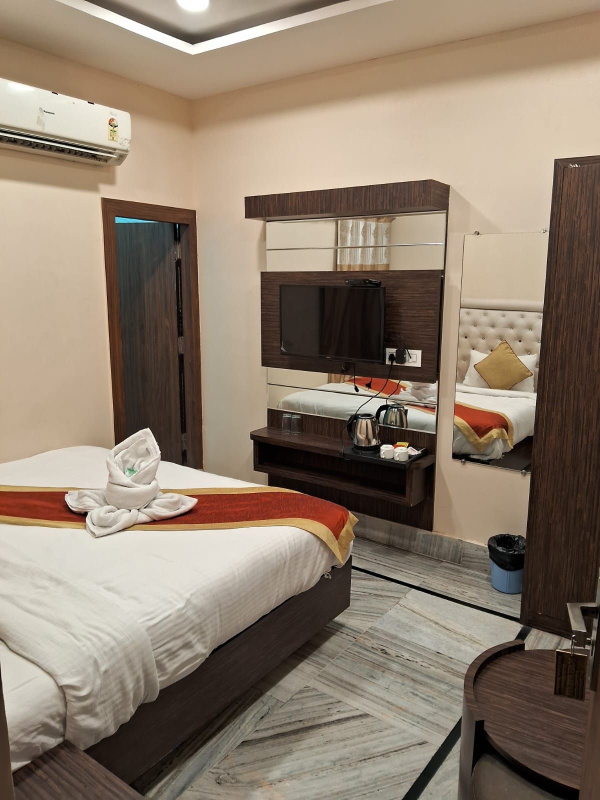 Hotel Harihar - Near Har ki Pauri Superior Double Room 4