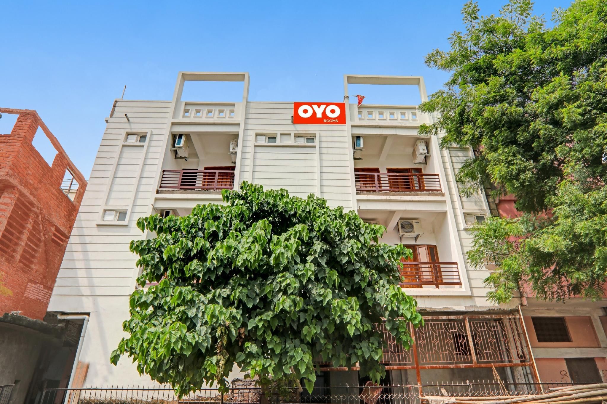 OYO Flagship 92273 Guest House Rr Inn