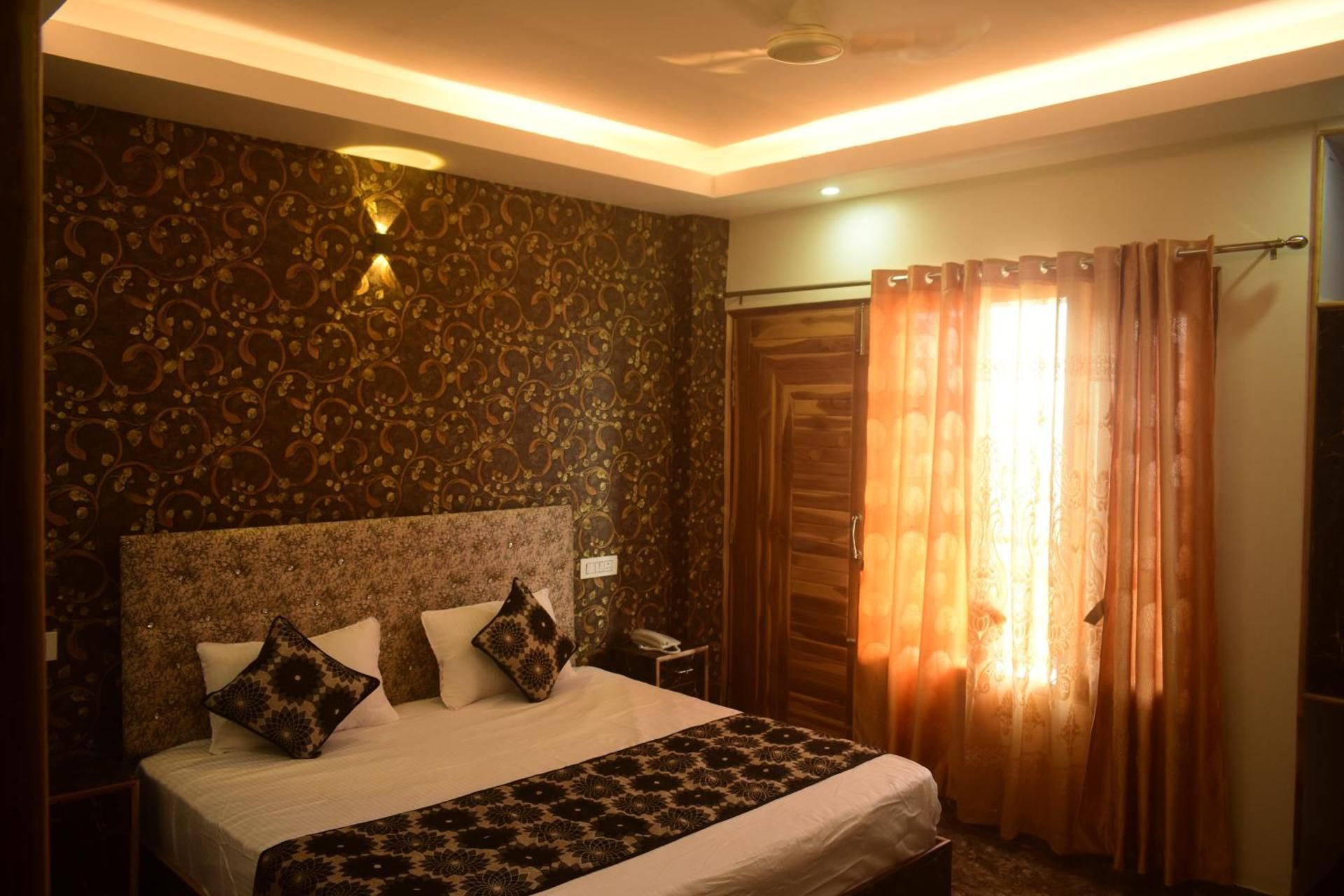 Lake View Room