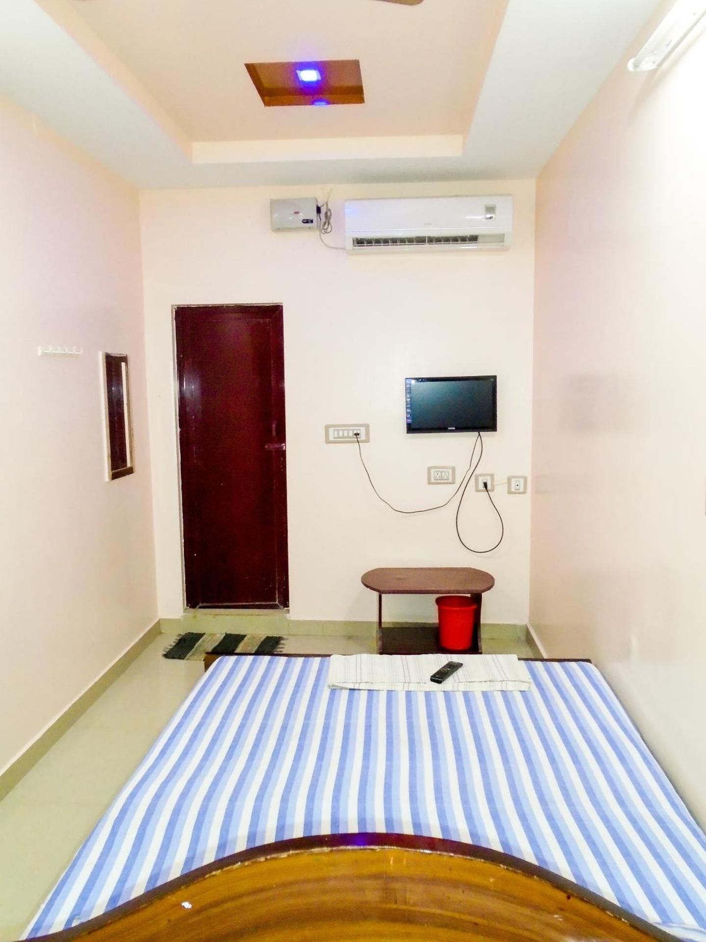 Sakthimurugan residency Deluxe Double Room (2 Adults + 1 Child) 6