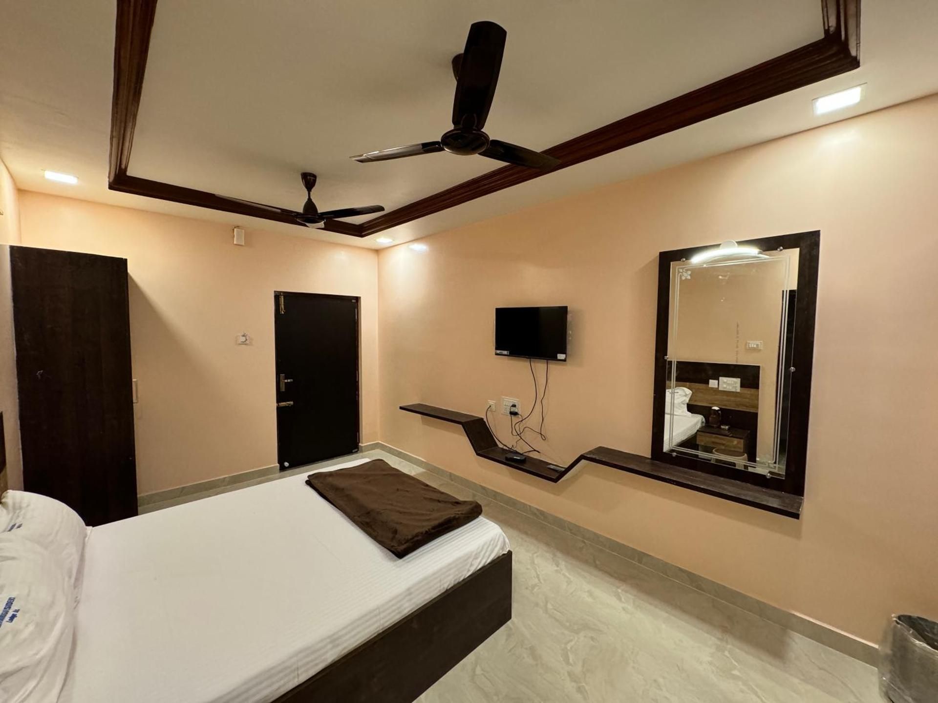 Sakthimurugan residency Deluxe Double Room (2 Adults + 1 Child) 5