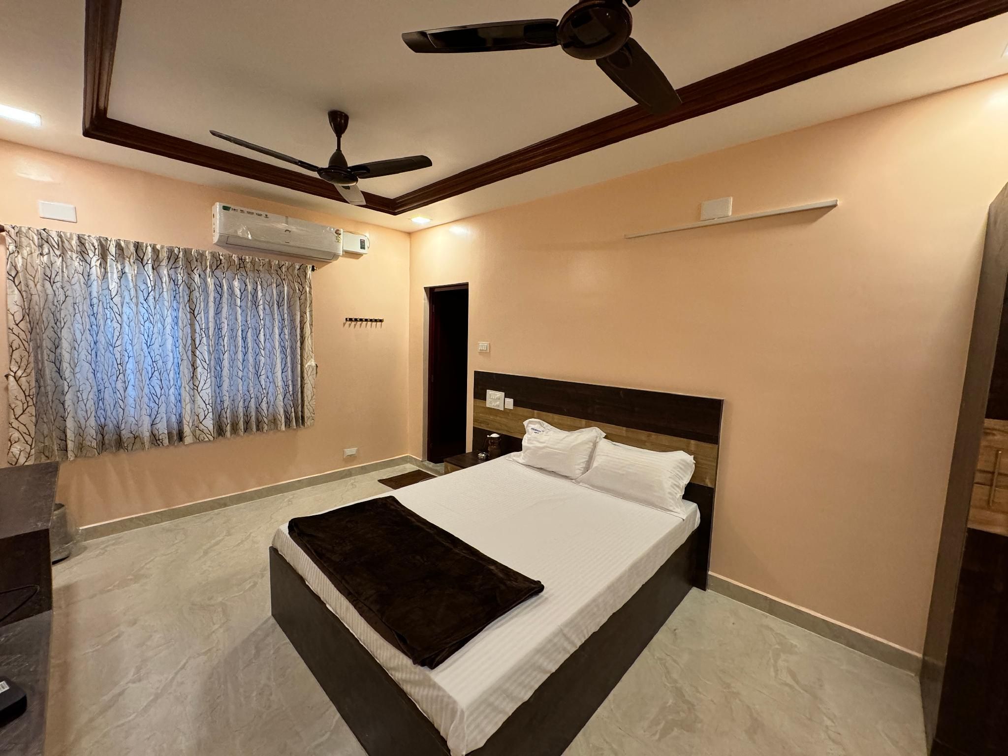 Sakthimurugan residency Deluxe Double Room (2 Adults + 1 Child) 4