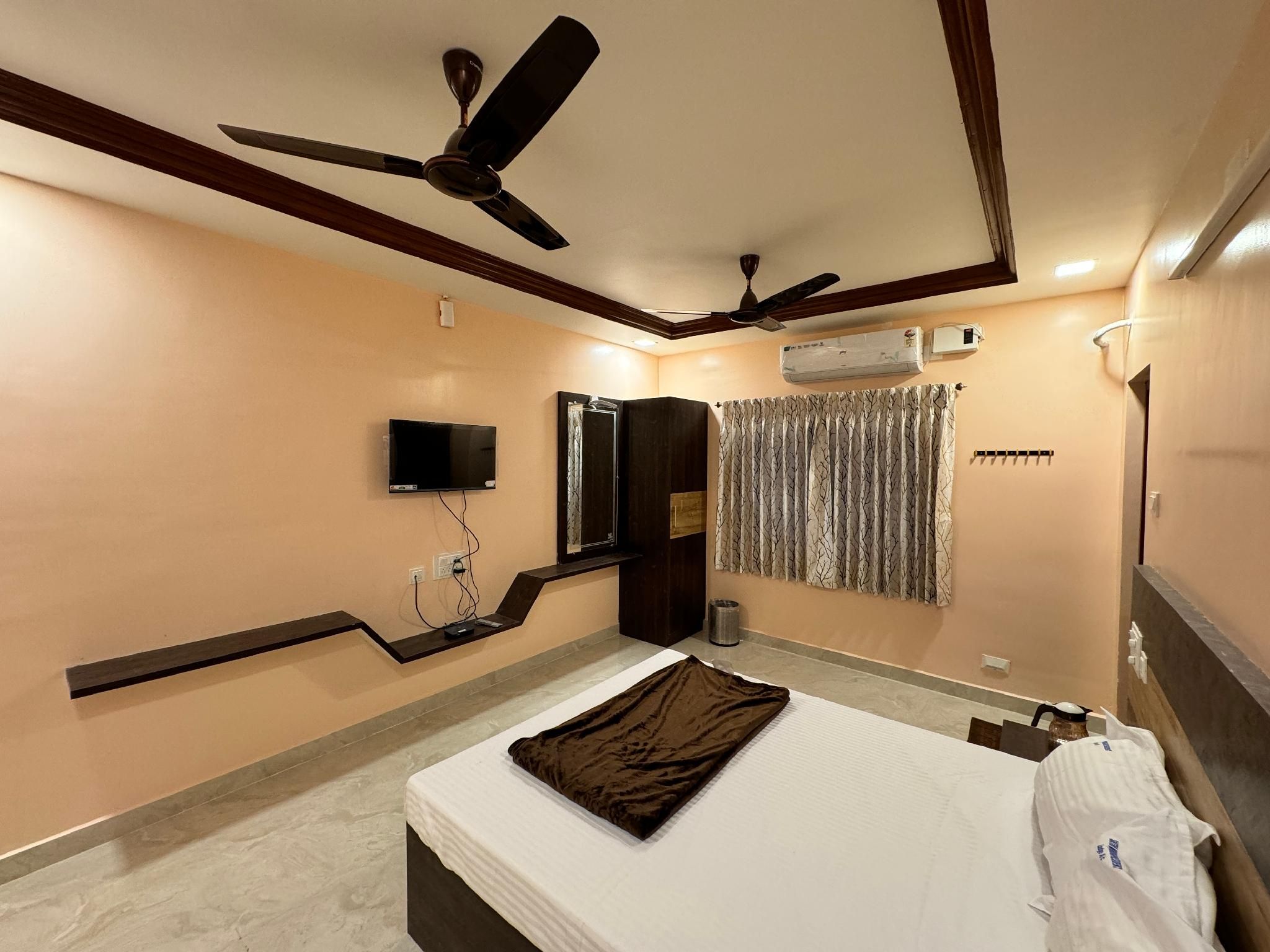 Sakthimurugan residency Deluxe Double Room (2 Adults + 1 Child) 2