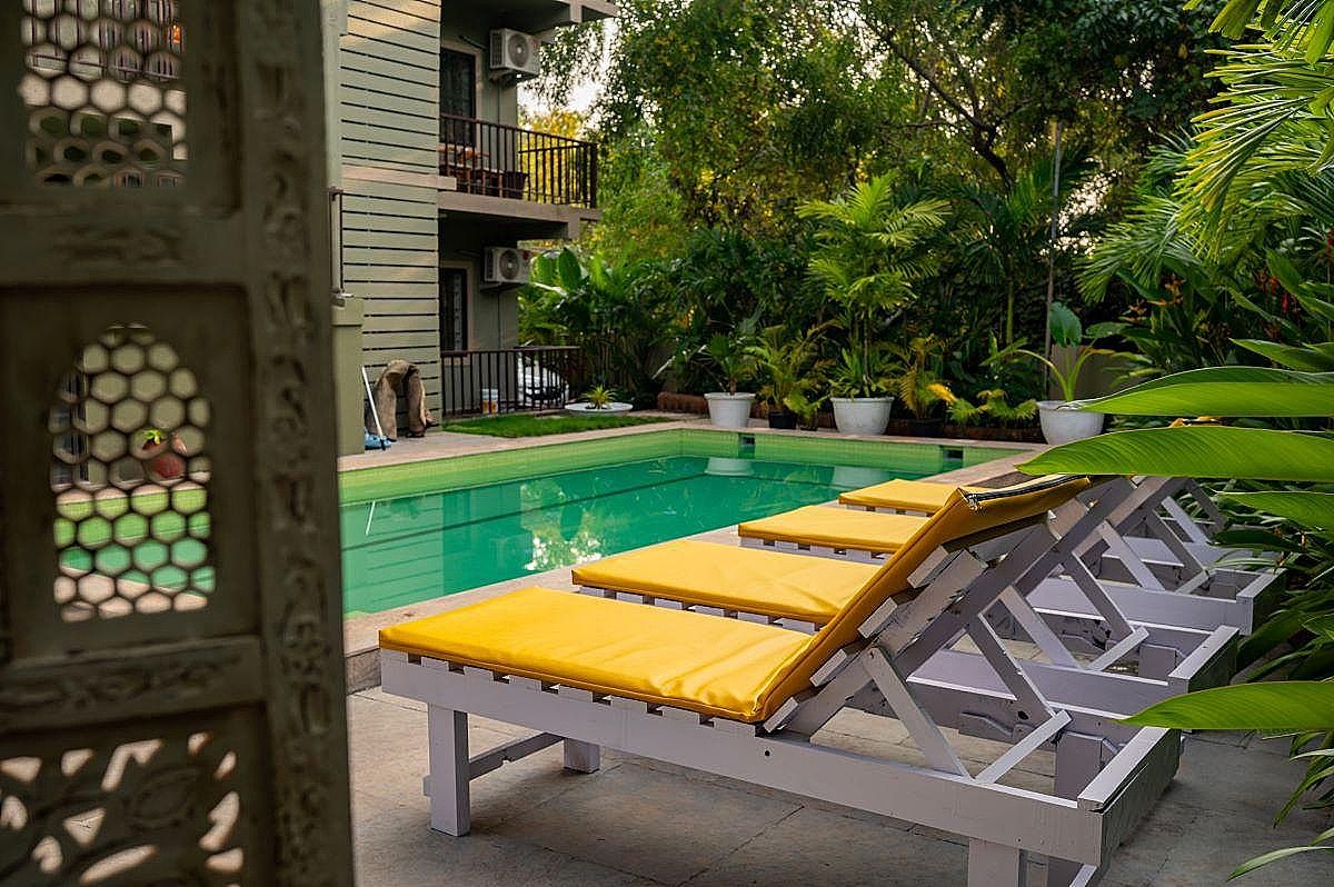 swimming pool [outdoor]