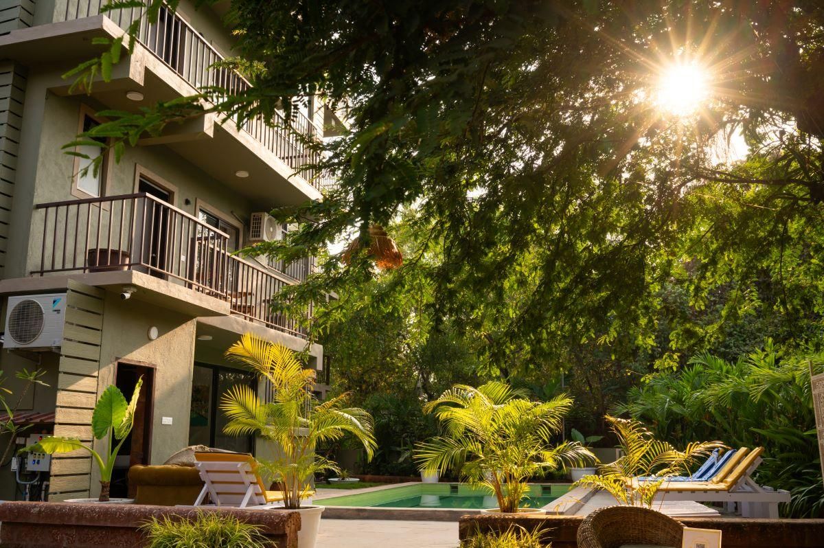 swimming pool [outdoor]