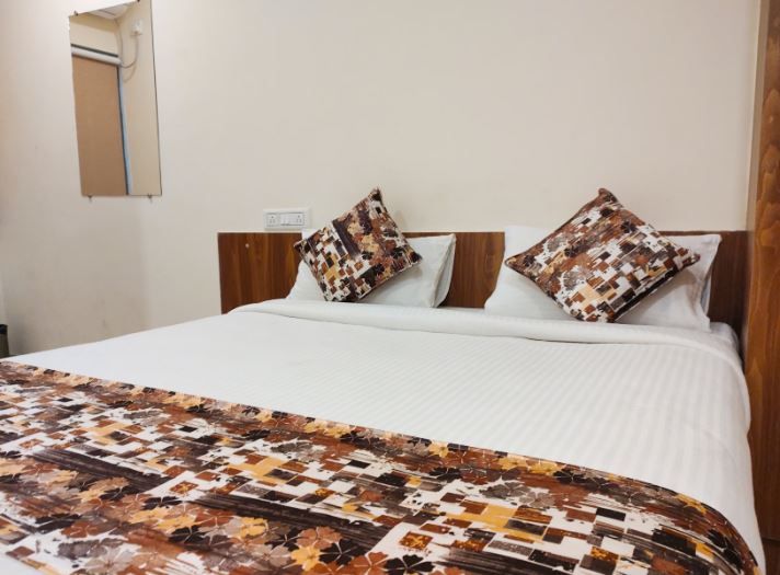 Athasri Hotel HSR Layout Deluxe Room 2