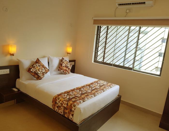 Athasri Hotel HSR Layout Deluxe Room 3