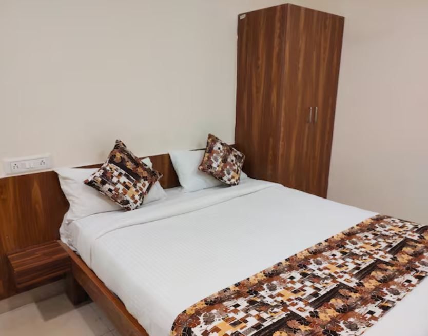 Athasri Hotel HSR Layout Deluxe Room 4