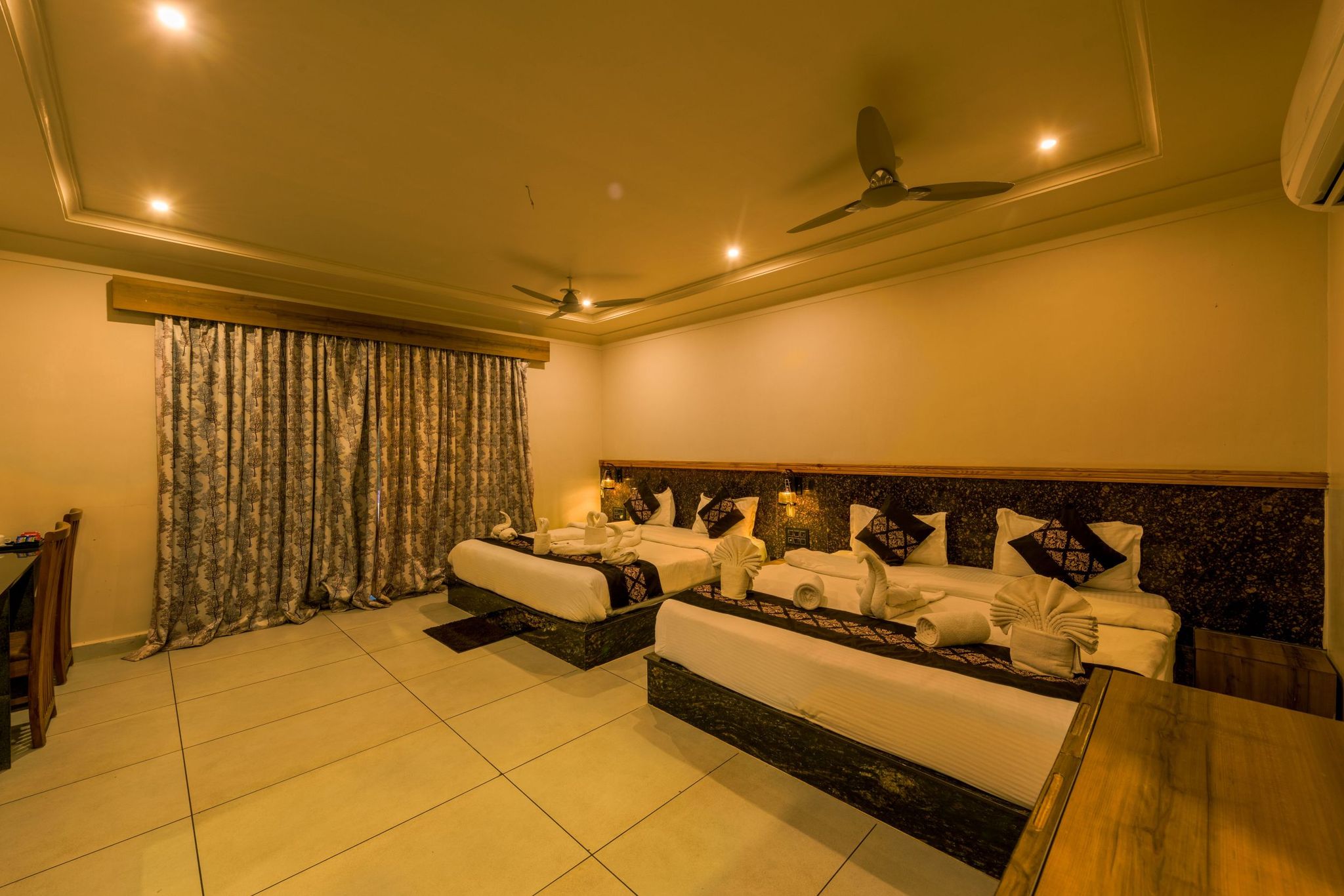 LUXURY 4 Bedded Room