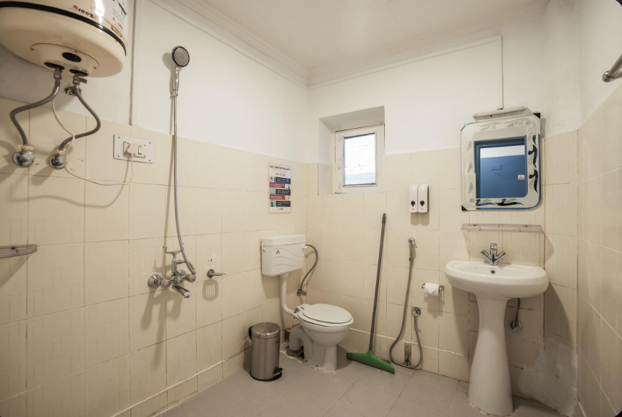 Bed in 6 Bed Mixed Dormitory AC Room with Ensuite Bathroom