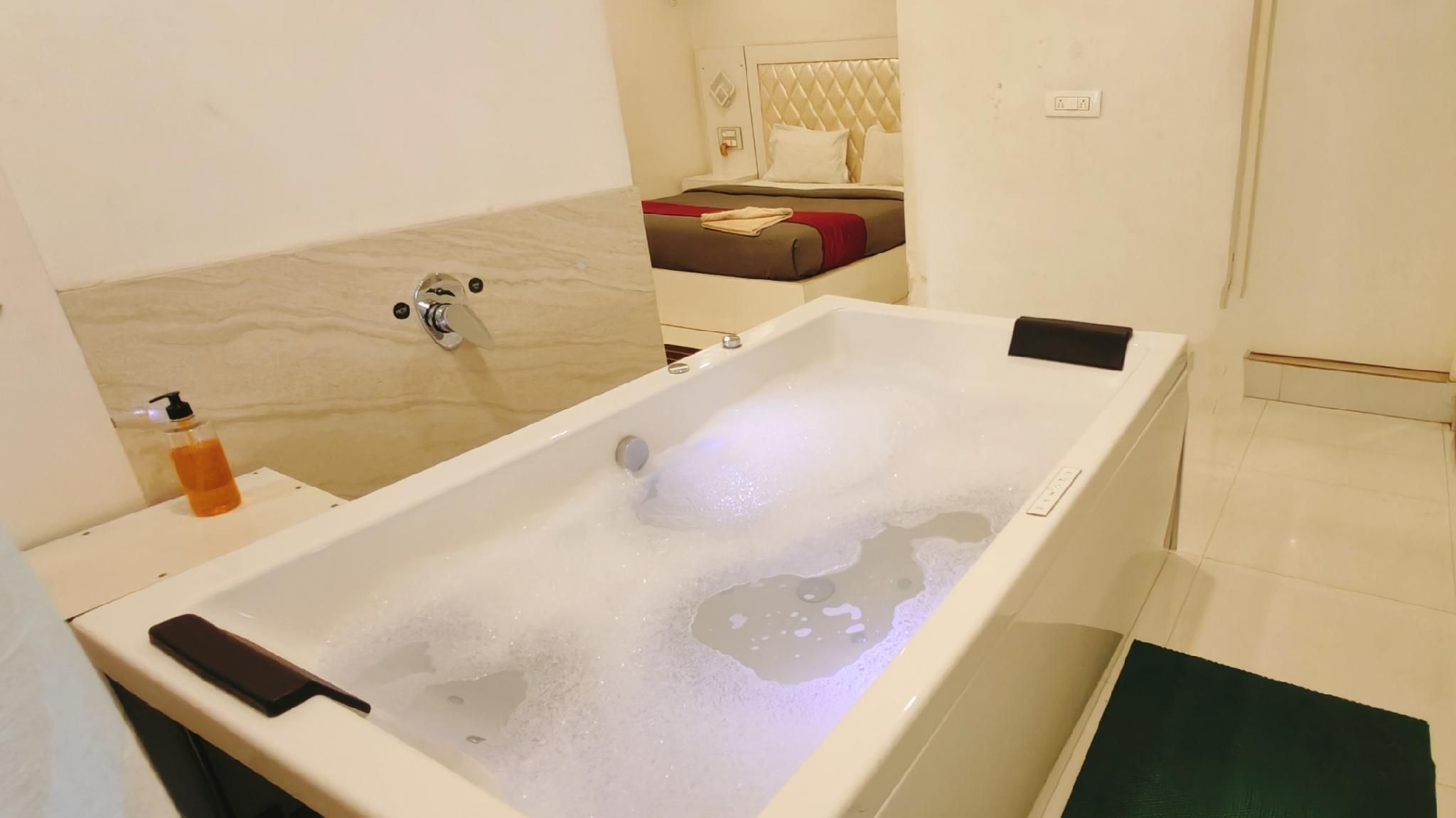 Jacuzzi Suite