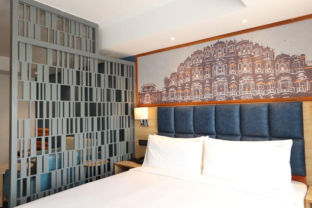 Suite, 1 King Bed, Kitchenette (Dining)