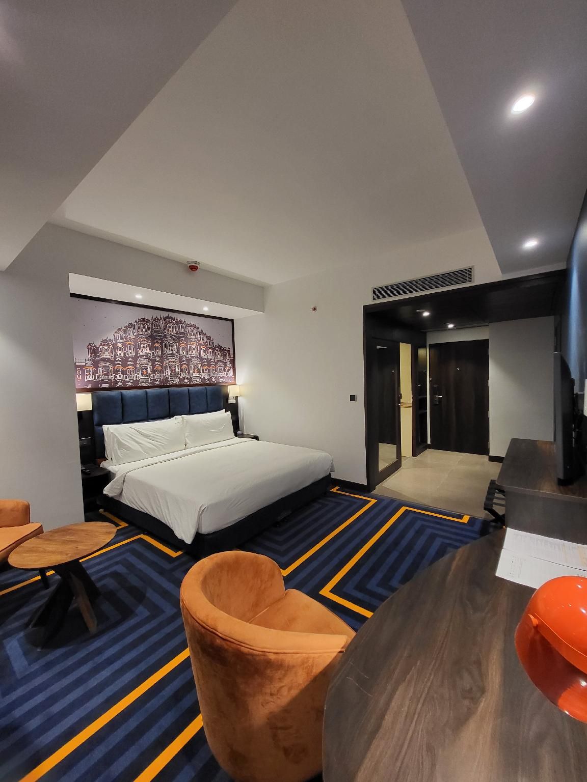 1 KING SUITE KITCHEN