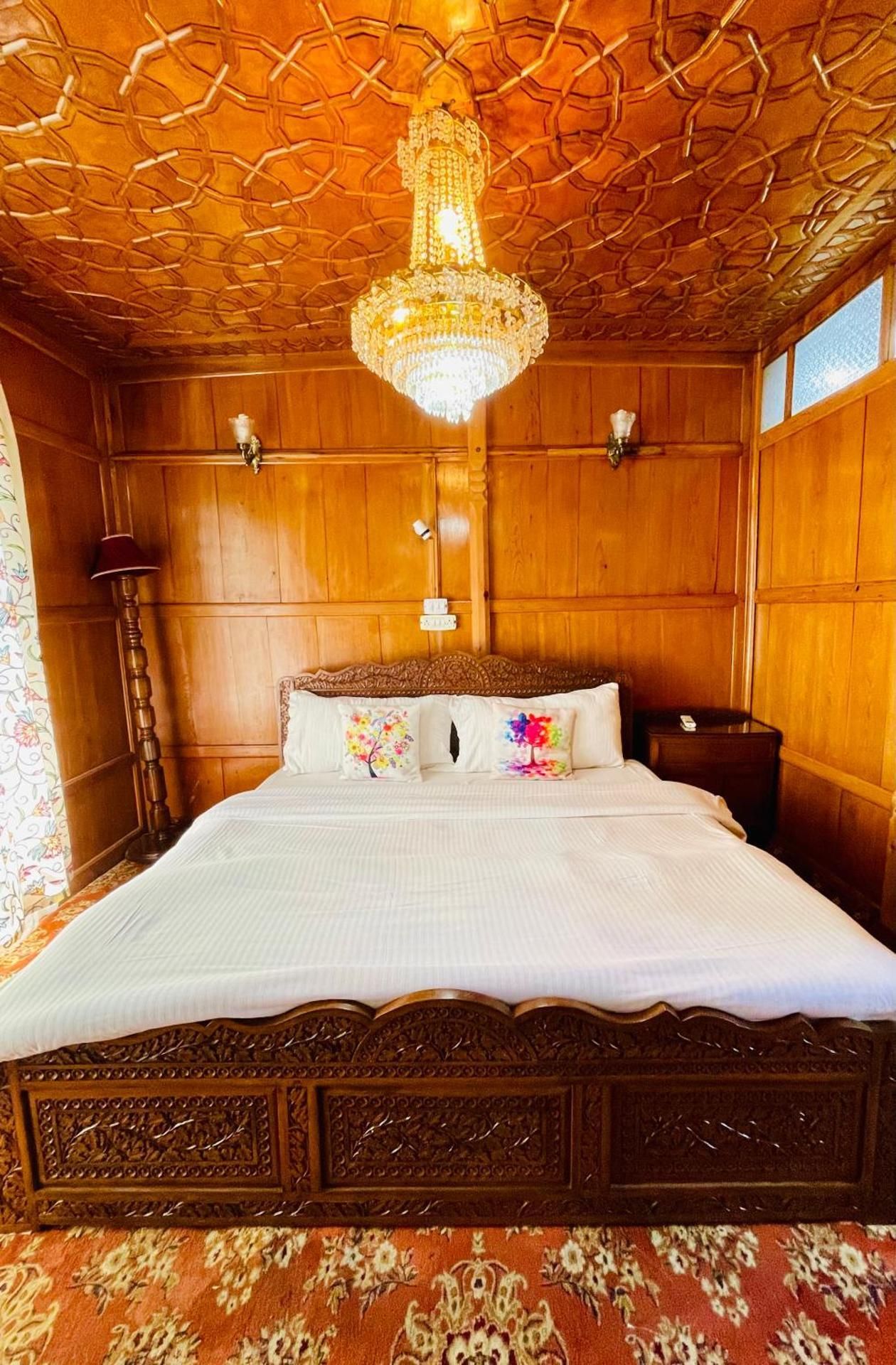 Dilshad Houseboats Deluxe 2