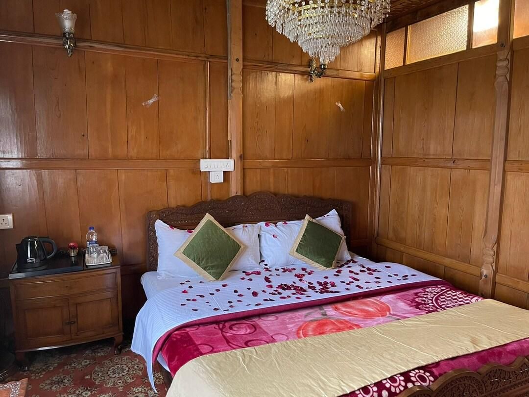 Dilshad Houseboats Deluxe 3