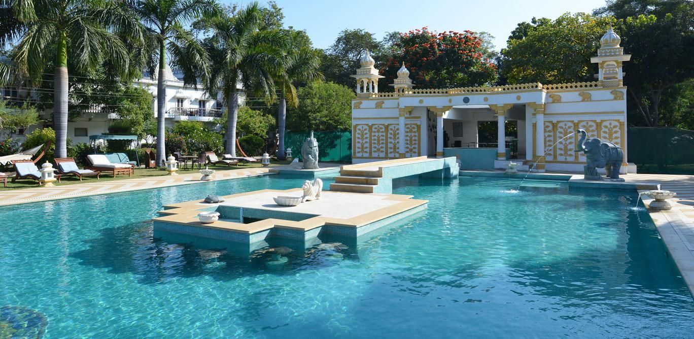 Swimming pool [outdoor]