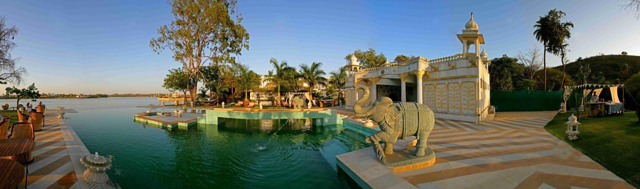 Swimming pool [outdoor]