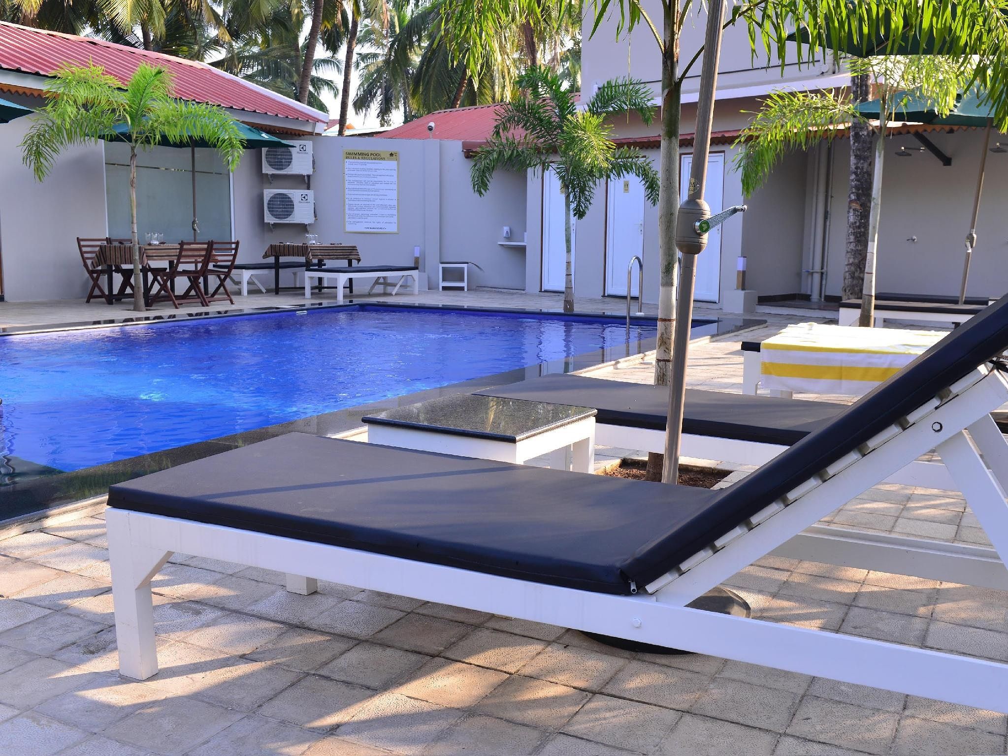 swimming pool [outdoor]