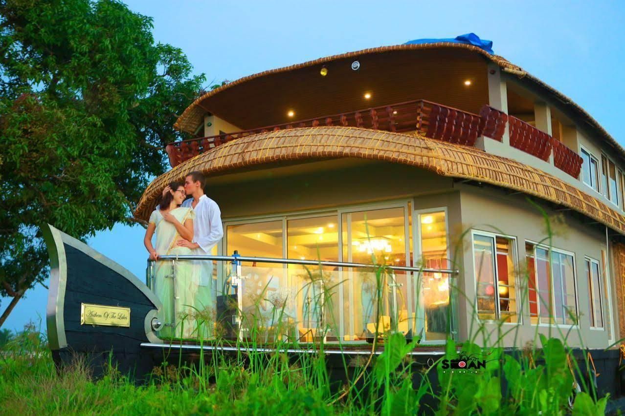 Kerala Luxury Houseboat reception