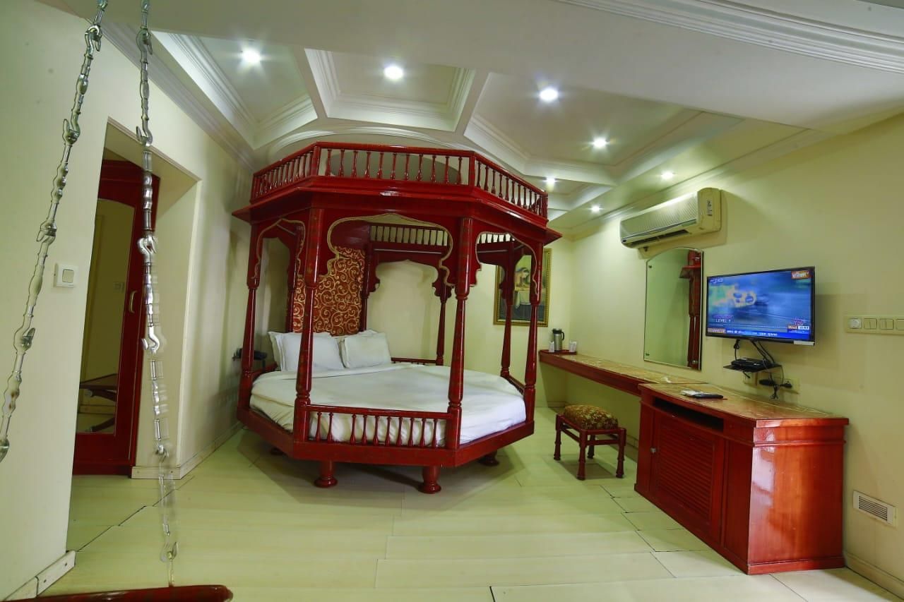 Honeymoon Suite with Bathtub