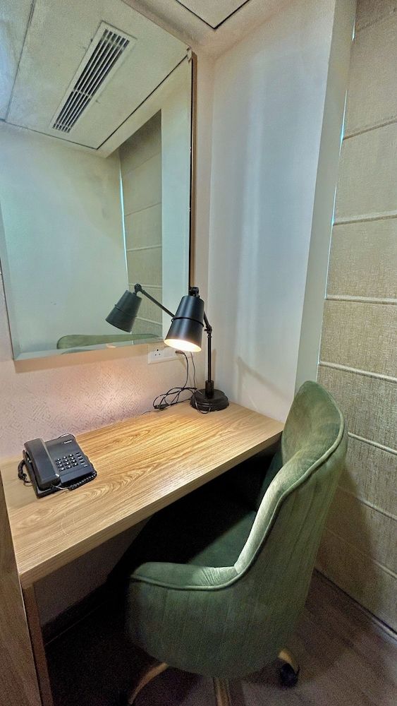 Hotel Limon Near Sector 29, Gurgaon Deluxe Double Room 21