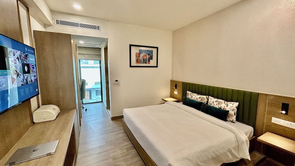 Hotel Limon Near Sector 29, Gurgaon Deluxe Double Room 8