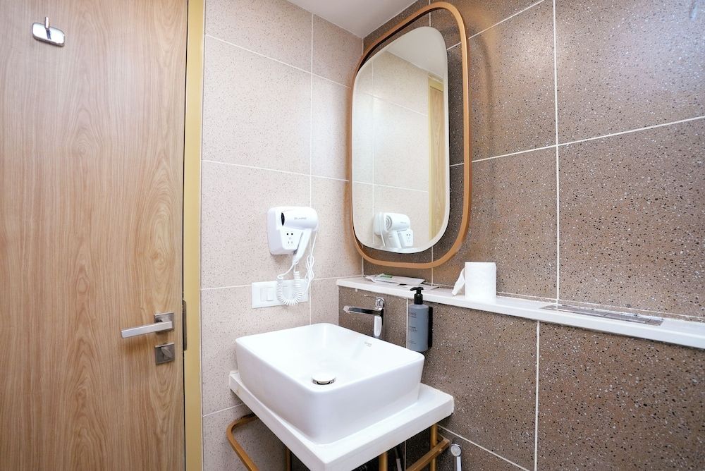 Hotel Limon Near Sector 29, Gurgaon Deluxe Double Room 14