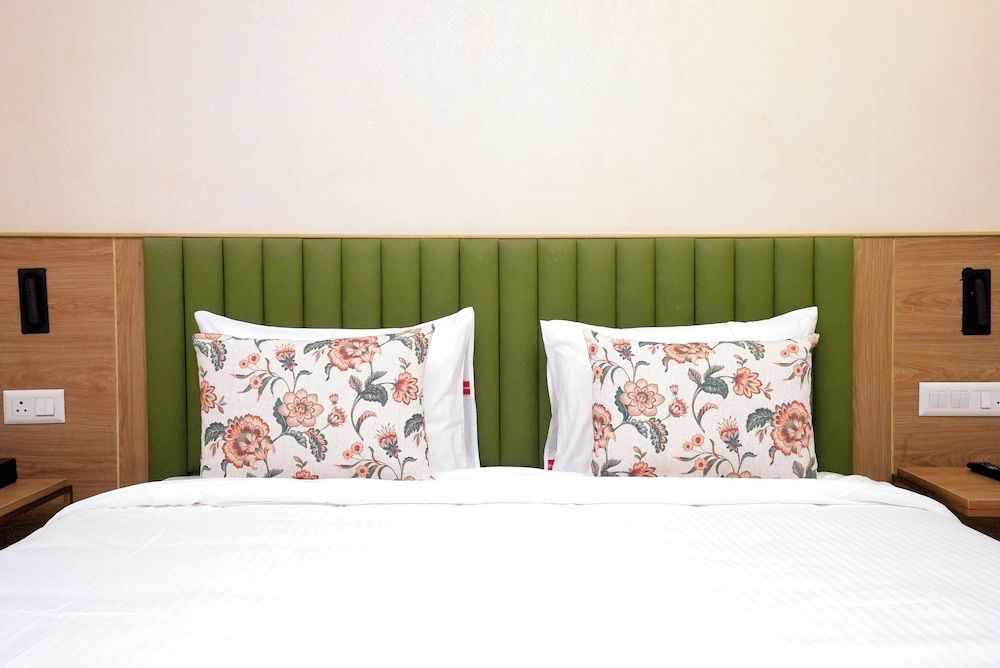 Hotel Limon Near Sector 29, Gurgaon Deluxe Double Room 6