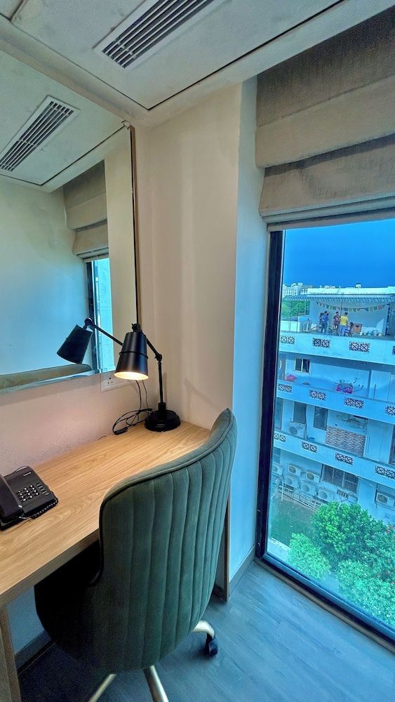 Hotel Limon Near Sector 29, Gurgaon Deluxe Double Room 12