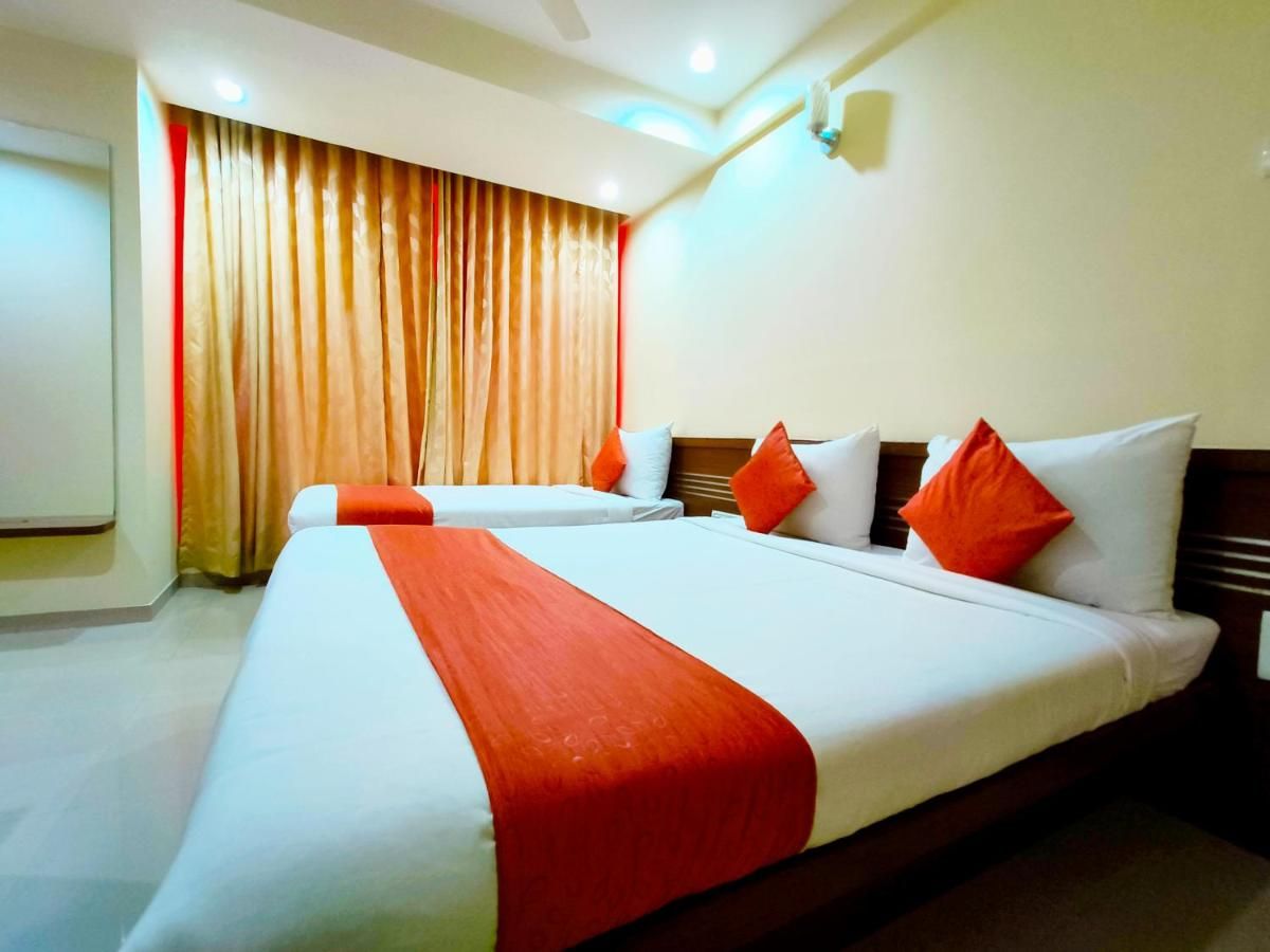 DELUXE ROOM with 01 King and 01 Single Bed