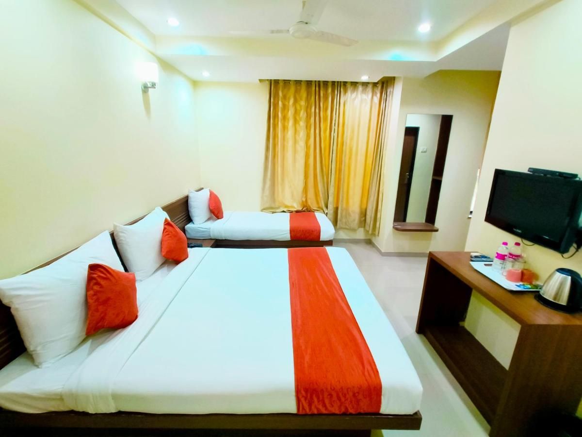 DELUXE ROOM with 01 King and 01 Single Bed