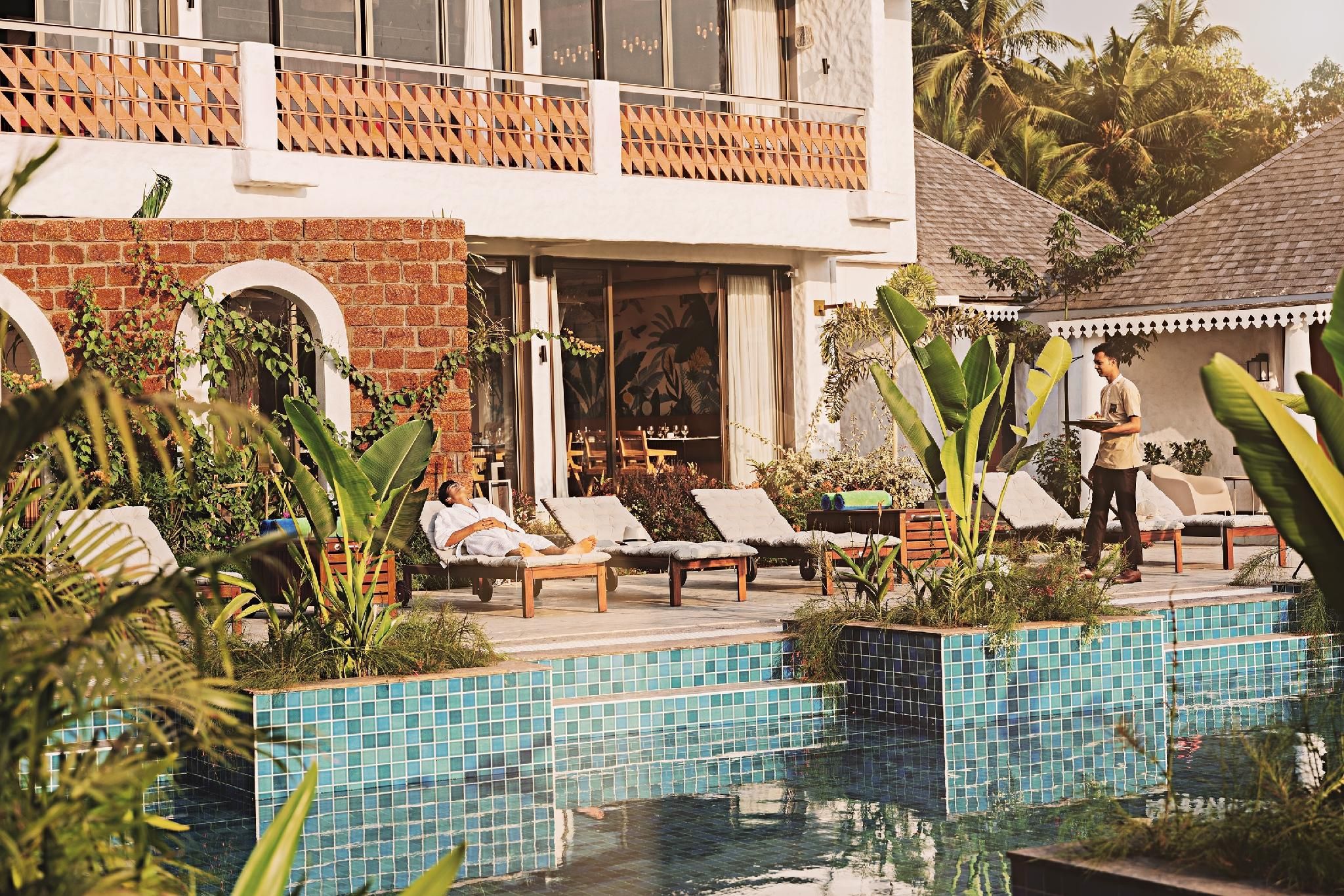 swimming pool [outdoor]